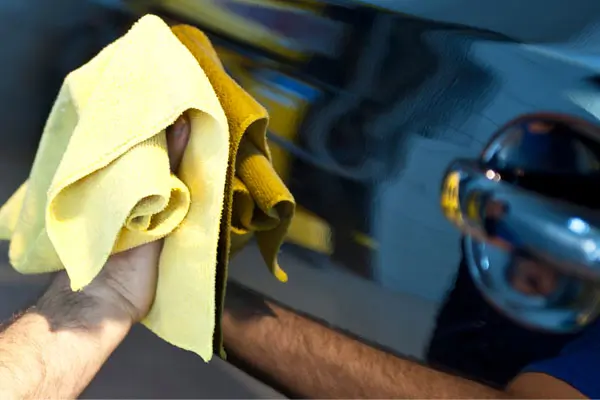 Préparez votre voiture pour l’été : guide du nettoyage auto à Aix-en-Provence